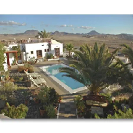 Sleeps 4 Pool Wifi דירה